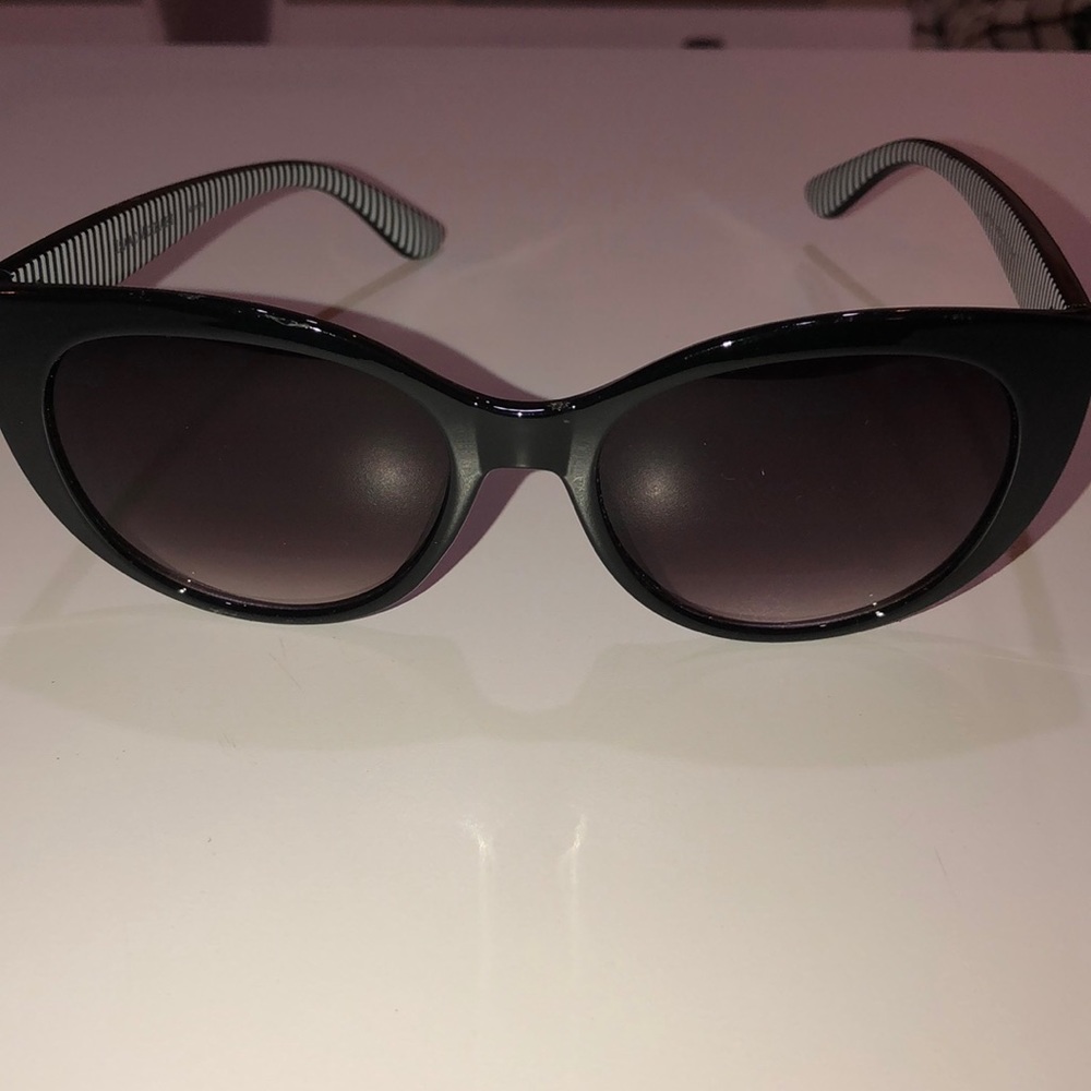 Isaac mizrahi sunglasses! - Picture 7 of 7